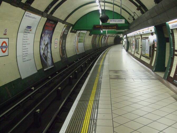 No fun allowed? The northbound Bakerloo line platform at Edgware Road