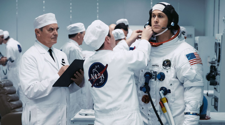 Review: “First Man” is an apolitical look into one of history’s biggest mo...