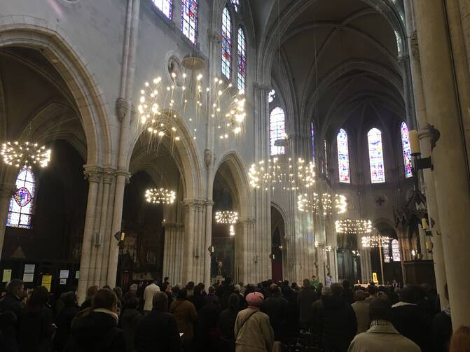 Mass is celebrated at Saint-Jean-Baptiste de Belleville, in Paris, on Feb 19, 2017 (Pascal-Emmanuel Gobry)