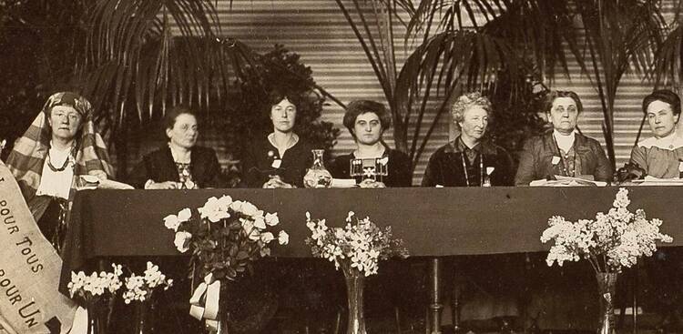Rosika Schwimmer (center) at the 1915 International Congress of Women in The Hague, Netherlands, where attendees drafted and discussed proposals to end the war in Europe. (LSE Library/British Library of Political and Economic Science via Wikimedia Commons)  