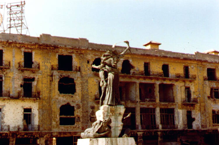 Martyrs Square, Beirut, Lebanon 1982. (Photo via Wikipedia Commons)