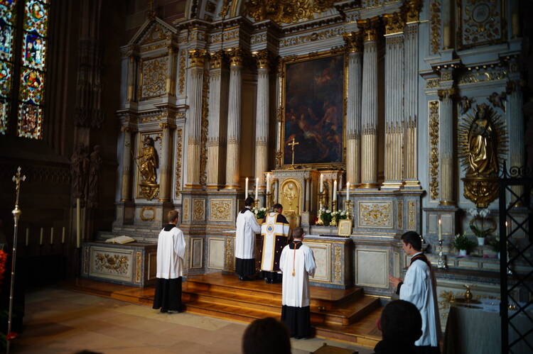 Tridentine High Mass at Saint-Laurent Chapel, in the Strasbourg Cathedral Notre Dame, for Sainte Jeanne d'Arc. (Wikimedia Commons)