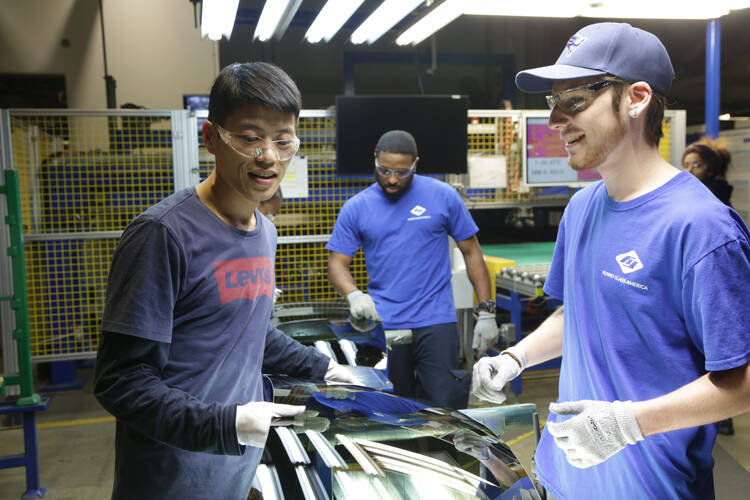 Workers from China are eager to show that a Chinese factory can prosper in the United States in ‘American Factory’ (photo: Netflix).