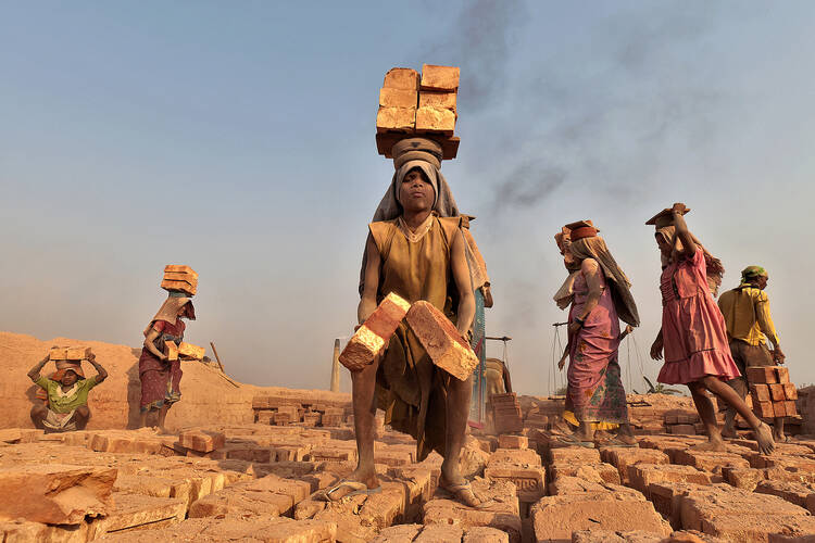 Women working in a brick kiln in India © ILO/ Joydeep Mukherjee