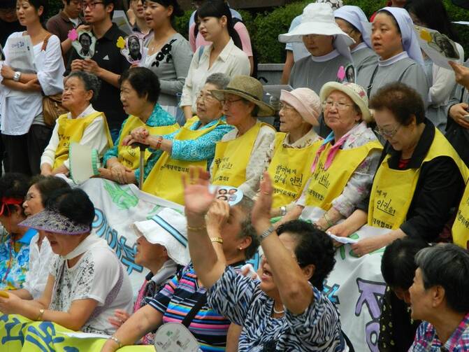 Comfort Women rally in front of the Japanese Embassy in Seoul, August 2011. (Photo from Wikimedia Commons/Claire Solery)
