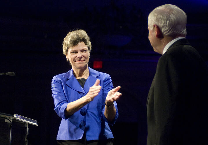 Cokie Roberts, master of ceremonies, applauds Defense Secretary Robert M. Gates during the U.S. Global Leadership Campaign Tribute dinner honoring Gates in Washington, D.C., July 15, 2008. (Photo via Wikimedia Commons)