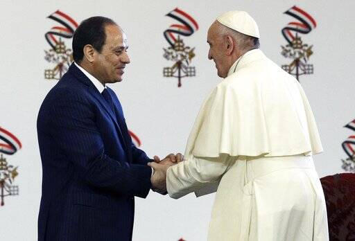 Pope Francis shakes hands with Egyptian President Abdel-Fattah El-Sissi, in Cairo, April 28 (AP Photo/Gregorio Borgia).