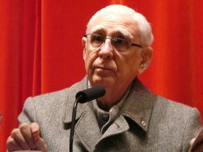 Fernando Cardenal, Jesuit and former Minister for Education in the first Sandinista government of Nicaragua, during the presentation of his book Junto a mi pueblo in Valladolid, Spain in 2009. (Photo by Lucien leGrey, Wikicommons)