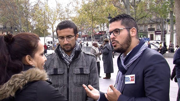 UDMF members talk to a potential voter at the Republique square. RNS photo by Elizabeth Bryant