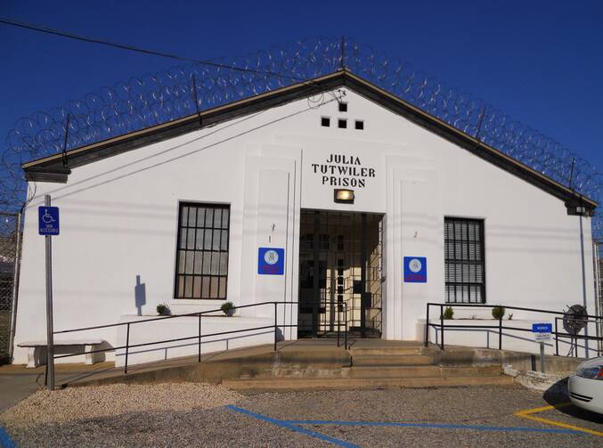 The Julia Tutwiler Prison for Women located in Wetumpka, Alabama. (Creative Commons image/Rivers A. Langley)