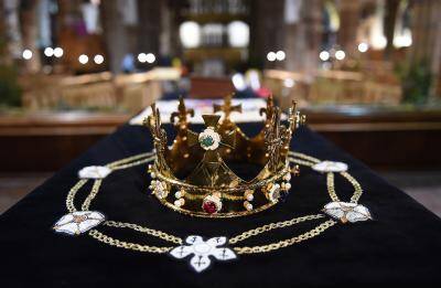 A crown sits atop King Richard III's coffin March 22 in Leicester Cathedral in Leicester, England. (CNS photo/Andy Rain, EPA)