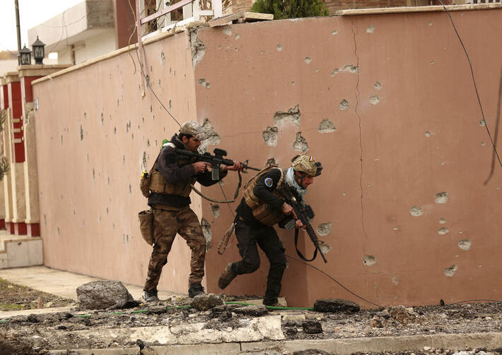 Soldiers with Iraq's elite counterterrorism forces secure houses and streets during fighting against Islamic State militants to regain control of the eastern neighborhoods of Mosul, Iraq, Tuesday, Dec. 13, 2016. (AP Photo/Hadi Mizban)