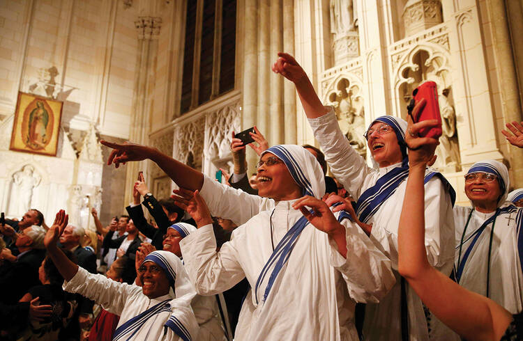 FRANCIS ON FIFTH AVENUE. Members of the Missionaries of Charity cheer as Pope Francis arrives at St. Patrick’s Cathedral.