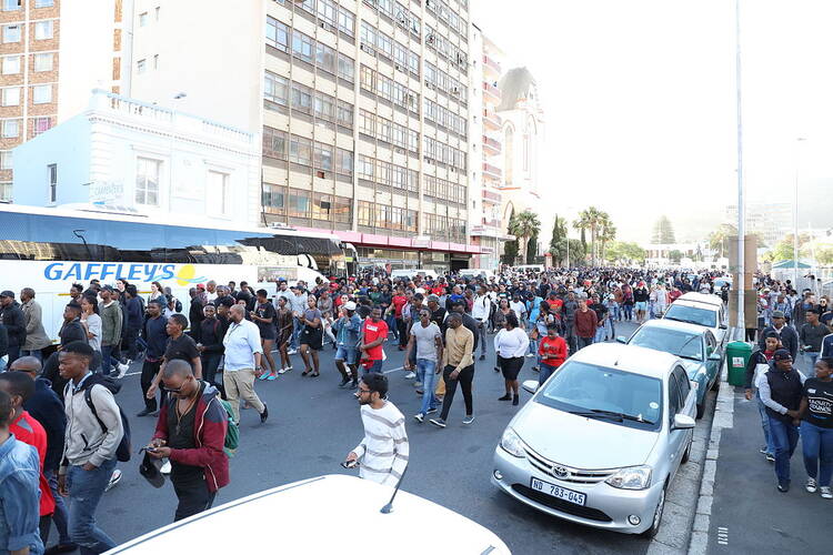 Students on Parliament Street being pushed back from Roeland Street on Oct. 21 (Creative Commons permission by Myolisi)