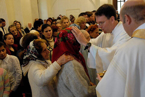 Father Anthony Corcoran, S.J., offers a blessing at a liturgy in Russia. (Photo Provided)