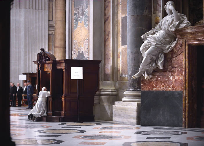 FOR I HAVE SINNED. Pope Francis goes to confession during a Lenten penance service in St. Peter’s Basilica on March 13. 