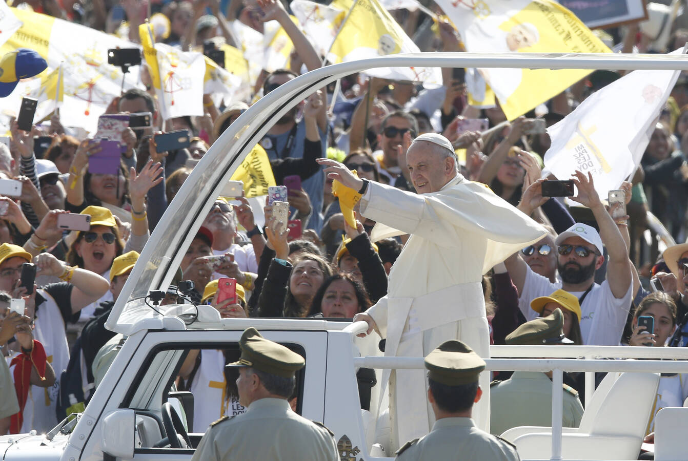 Pope Francis arrives to celebrate Mass at O'Higgins Park in Santiago, Chile, Jan. 16. (CNS photo/Paul Haring)