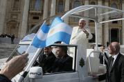 Pilgrim waves Argentina's flag as Pope Francis leaves general audience in St. Peter's Square at Vatican. (CNS photo/Paul Haring)