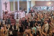 Parishioners hold up their hands in a blessing at the final Mass celebrated by the Paulists at Ohio State, July 31 (photo: ) 