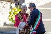 Pope Leo XIV and Rome Mayor Roberto Gualtieri shake hands after exchanging remarks in Aracoeli Square in Rome May 25, 2025. (CNS photo/Lola Gomez)