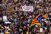 Union supporters in Barcelona, Spain, protest the government Oct. 3. (CNS photo/Quique Garcia, EPA)