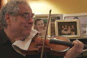 Itzhak Perlman at home (photo: Greenwich Entertainment)