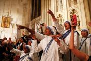 FRANCIS ON FIFTH AVENUE. Members of the Missionaries of Charity cheer as Pope Francis arrives at St. Patrick’s Cathedral.