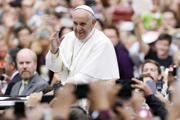 TOUR DE FRANCIS. The pope on his way to the closing Mass of the World Meeting of Families.