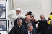 REACHING OUT. Pope Francis in St. Peter’s Sq.