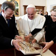 Pope Francis receives the "Bun of peace" at the Vatican Dec. 16 from Colombian President Juan Manuel Santos and his wife, Maria Clemencia Rodriguez. (CNS photo/Vincenzo Pinto, pool via Reuters)