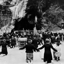 Pilgrims kneeling before shrine of our Lady of Lourdes. Wellcome Images