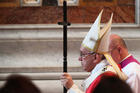 El Papa Francisco sale de la Basílica de San Pedro después de celebrar una misa para los cardenales y obispos fallecidos el 3 de noviembre (foto CNS / Maurizio Brambatti, EPA)