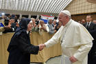 El Papa Francisco saluda a una monja durante una reunión con 850 superiores generales el 10 de mayo de 2019 en el Vaticano, quienes se encontraban en Roma para la asamblea plenaria de la Unión Internacional de Superiores Generales.  (CNS photo / Vatican Media a través de Reuters)