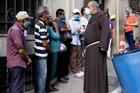 José Francisco, O.F.M., greets the queue in front of a Sefra food distribution site in São Paulo. Photo courtesy of Equipe de Comunicação Sefras.