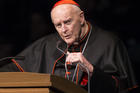 El cardenal Theodore Edgar McCarrick habla durante un servicio conmemorativo en South Bend, Ind., En marzo de 2015. McCarrick fue removido del ministerio público, a la espera de una investigación sobre las acusaciones de abuso sexual.  (Robert Franklin / South Bend Tribune vía AP, Pool, Archivo)