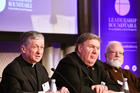 El Cardenal Blase J. Cupich de Chicago, a la izquierda, habla durante una mesa redonda del 1 de febrero de 2019 en la Cumbre de la Asociación Católica de la Mesa Redonda de Liderazgo en Washington para presentar posibles soluciones a la crisis de abuso sexual de la iglesia.  (Foto CNS / Ralph Alswang, cortesía de la Mesa redonda de liderazgo) 