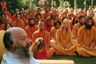 Bhagwan Shree Rajneesh and his disciples at Rajneeshpuram (Credit: Netflix)