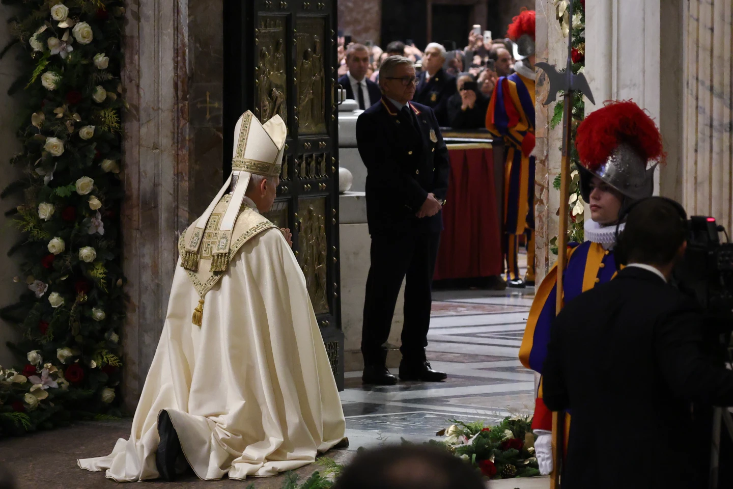 Pope Leo XIV closes 2025 Holy Year with critique of consumerism and xenophobia - America Magazine
