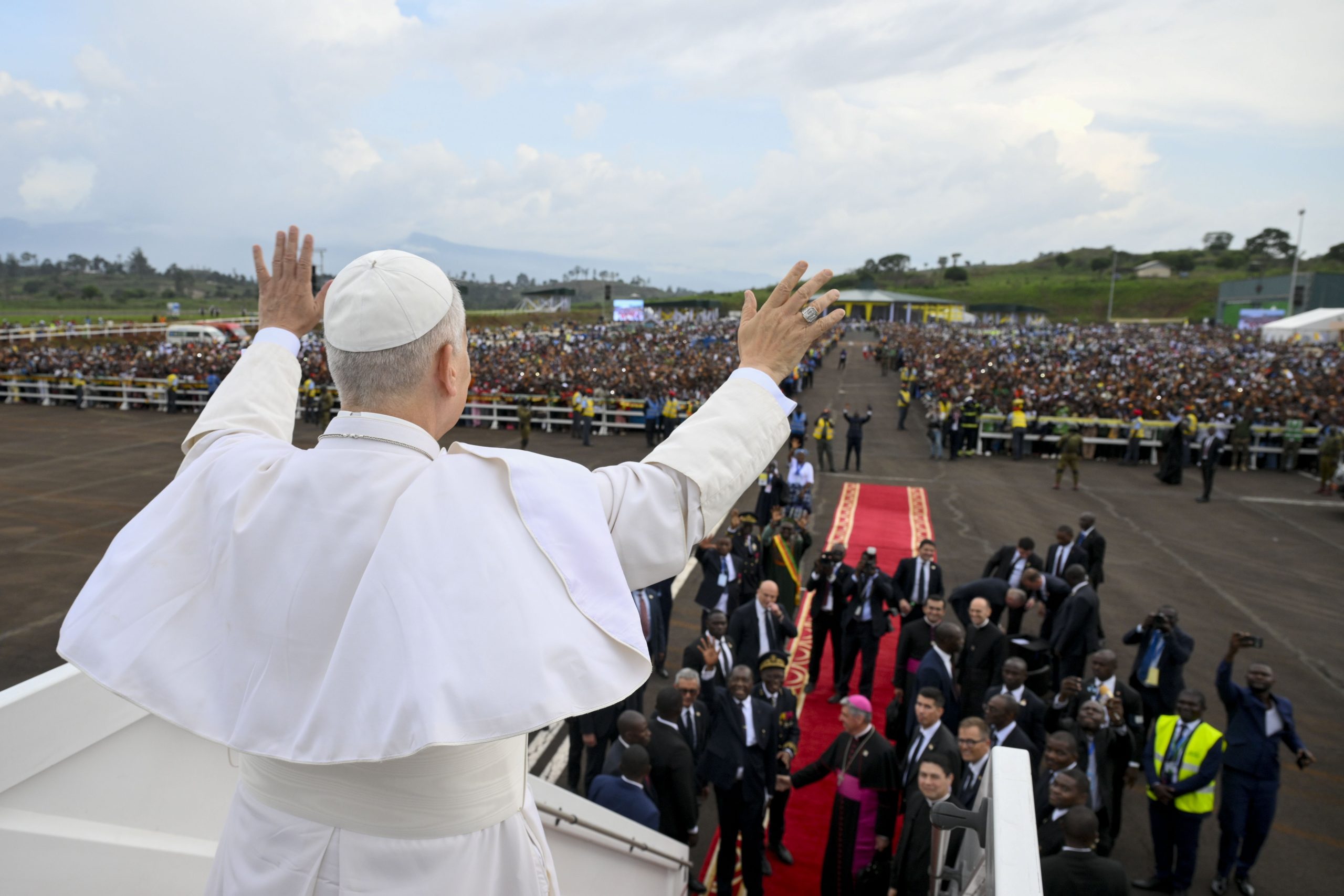 Bishop Flores: Pope Leo’s AI encyclical is coming. Don’t let ChatGPT read it for you. - America Magazine