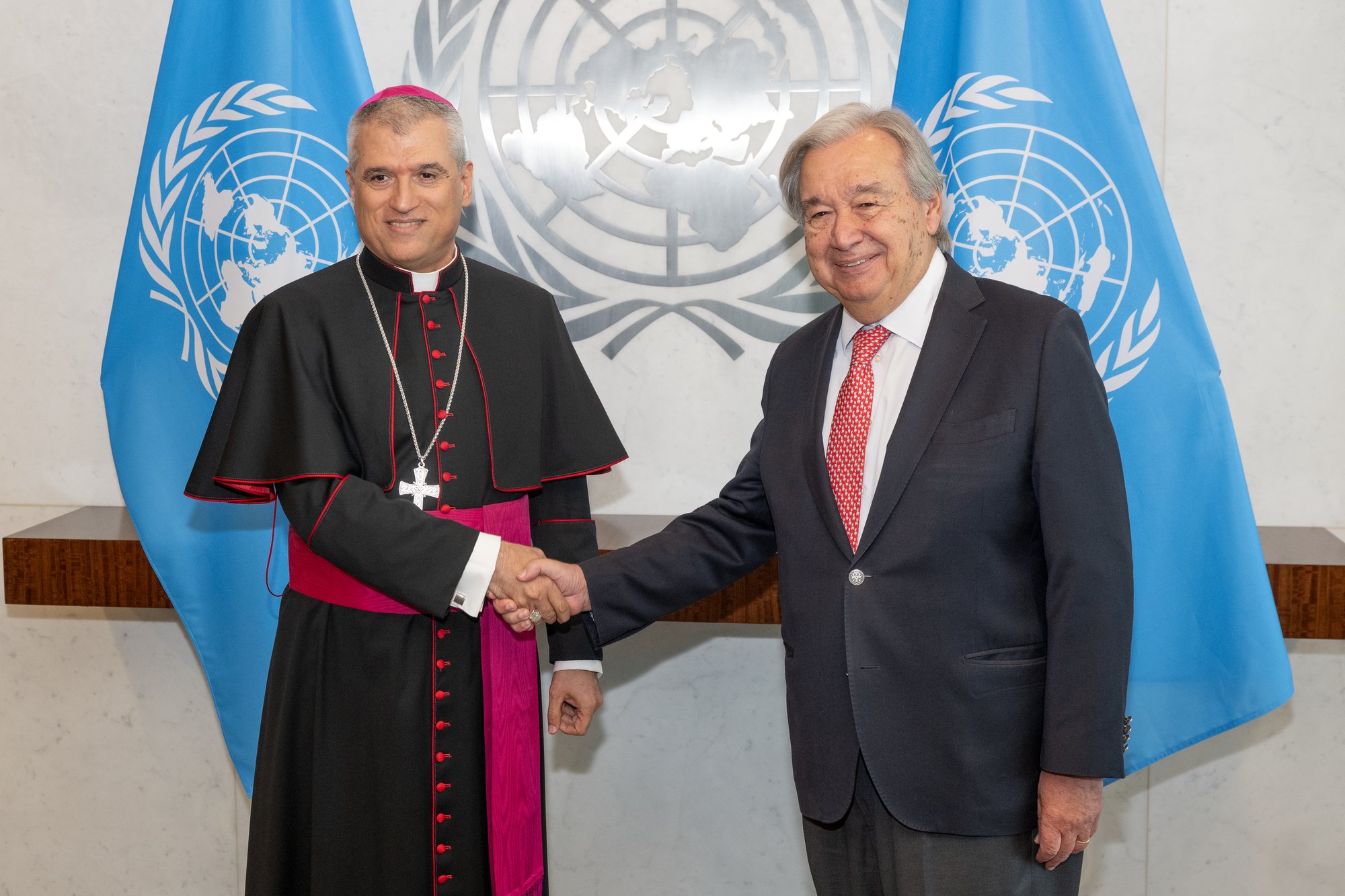L'osservatore della Santa Sede all'ONU stringe la mano al Segretario generale delle Nazioni Unite.